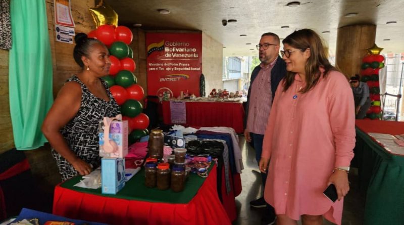La Doctora Bianca con Juan visitando el bazar navideño 2023 del MPPPST
