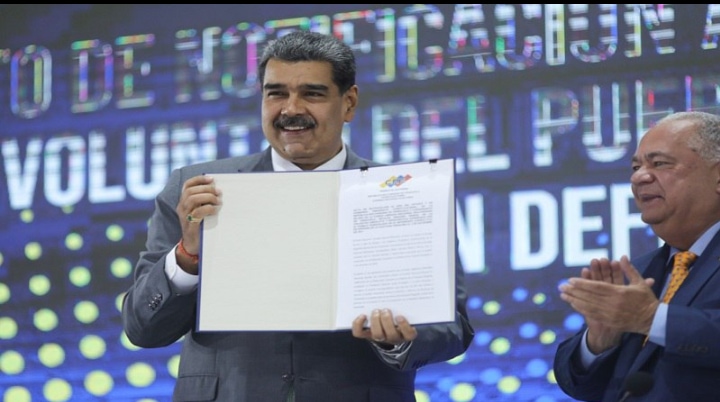 Presidente Nicolas Maduro, recibiendo la notificacion del CNE