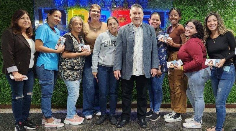 Ministro Corredor Pérez entrega detalle a las mujeres luchadoras venezolanas