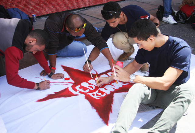 Trabajadores preparan pancartas para el 4F