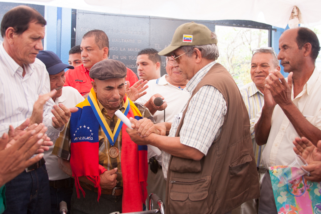 Ministro Jesús Martínez condecoró a luchador social en San Félix