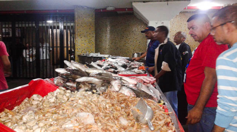 Cientos de familias del MPPPST se benefician de la Feria del Pescado 2015