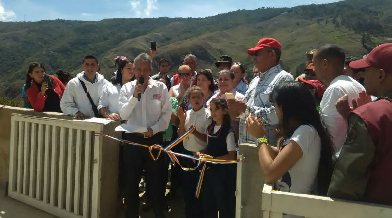 Mercedes de Izzo: Nueva escuela para los niños y niñas de Petaquire, estado Vargas