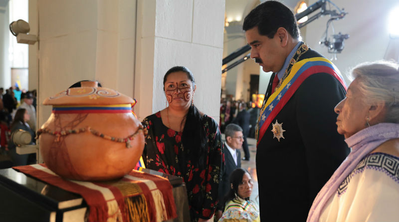 Restos simbólicos de Hipólita, Matea y de Apacuana son llevados por el pueblo revolucionario al Panteón