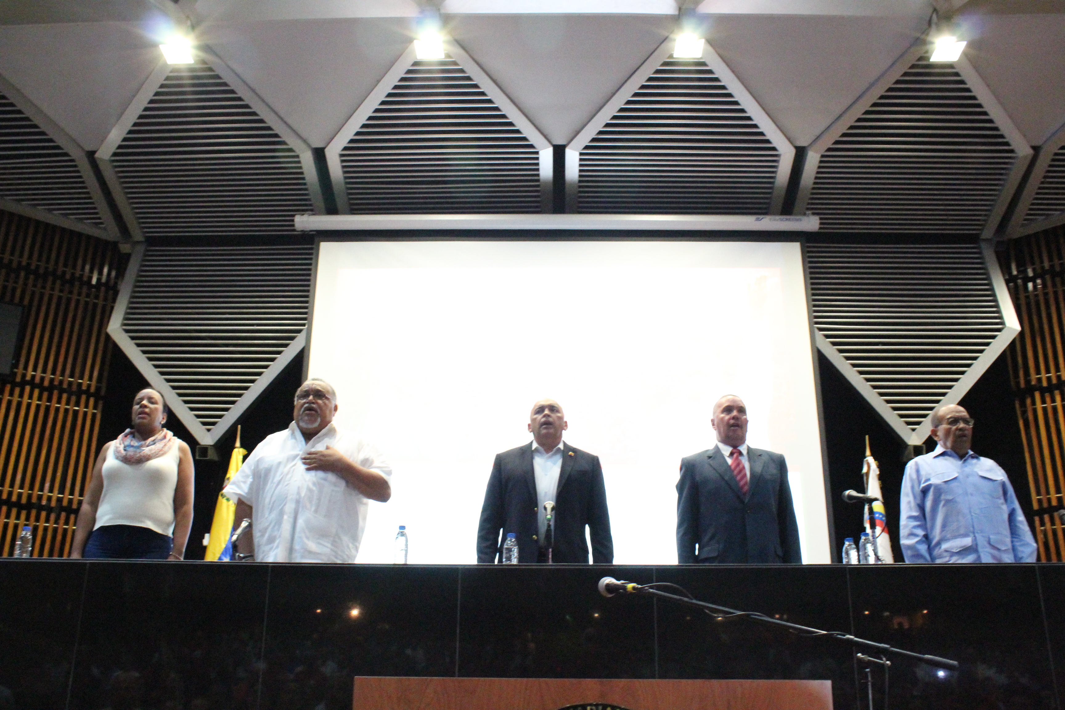 Ministro Torrealba condecora a Trabajadores con la Orden Mérito al Trabajo