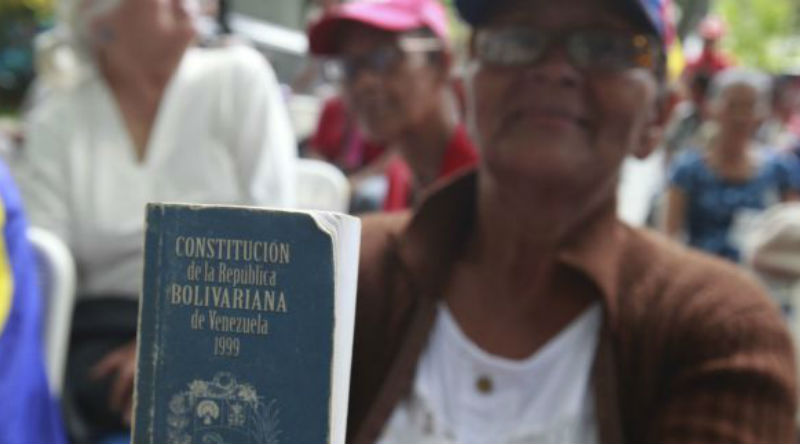 Adultos mayores colman Miraflores para respaldar la Constituyente