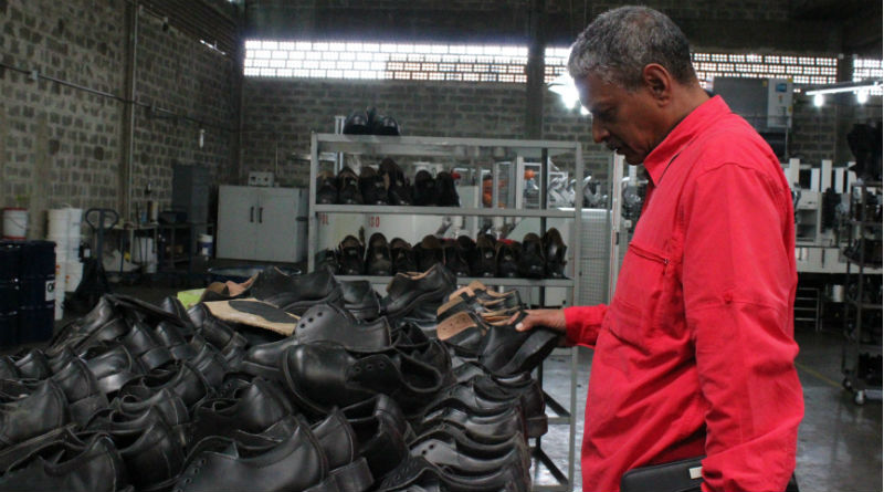 Ministro Ovalles inspecciona fábricas de calzados