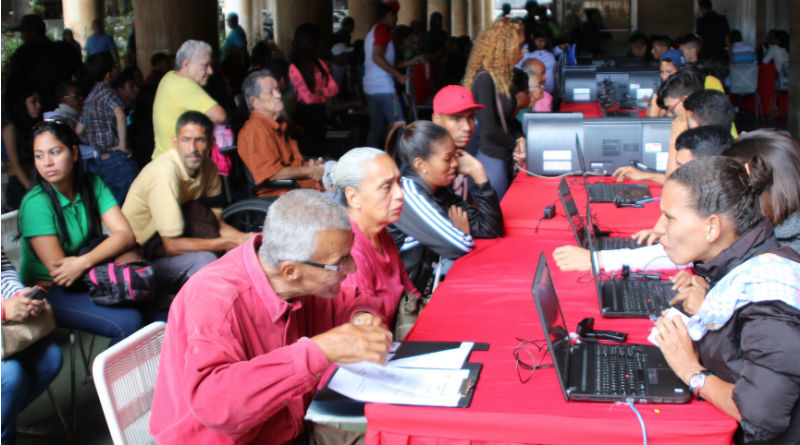 Jornada especial para sacar el Carnet de la Patria en Plaza Caracas