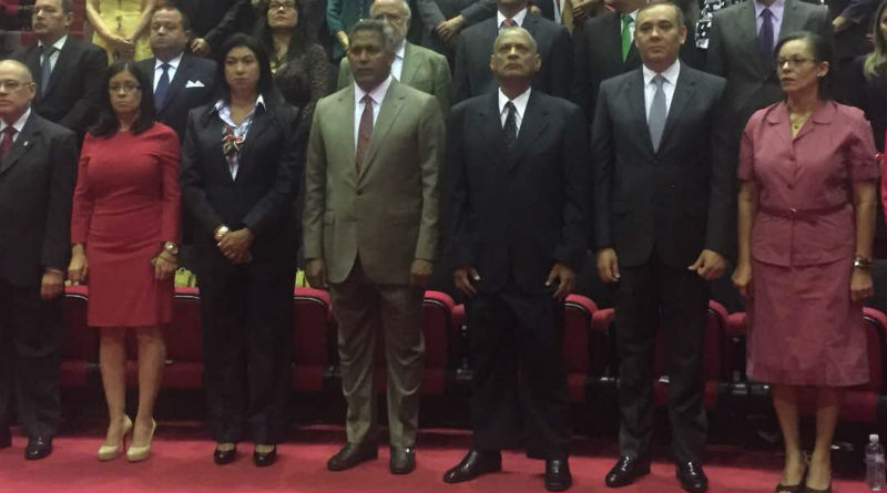 Ministro Ovalles asiste al acto de condecoración por años de servicio a las trabajadores y trabajadores del TSJ
