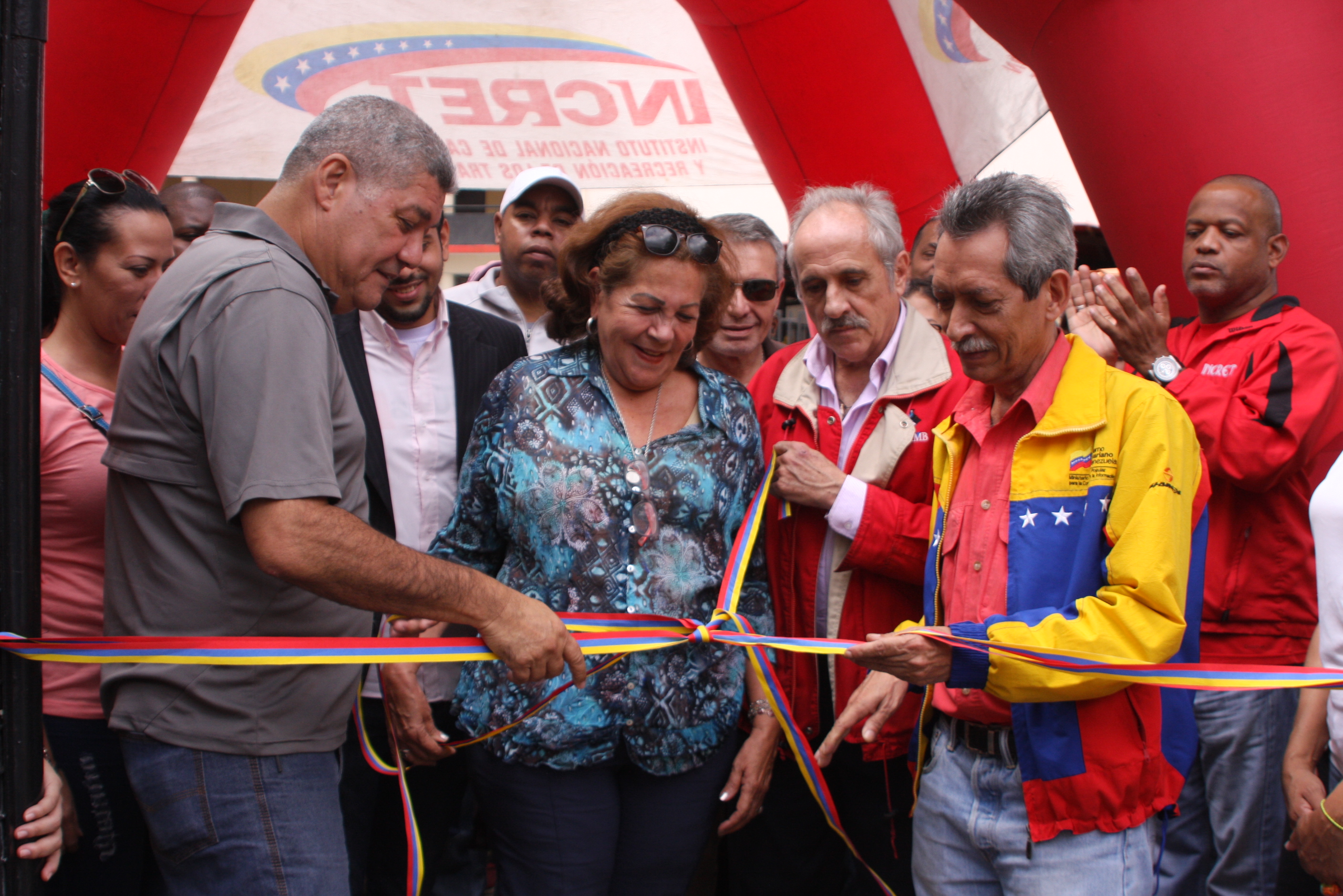 Eduardo Piñate participa en reinauguración de la escuela de natación Francisco de Miranda