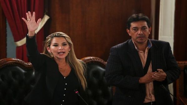 En un Parlamento sin quórum, Jeanine Áñez se autoproclama presidenta de Bolivia
