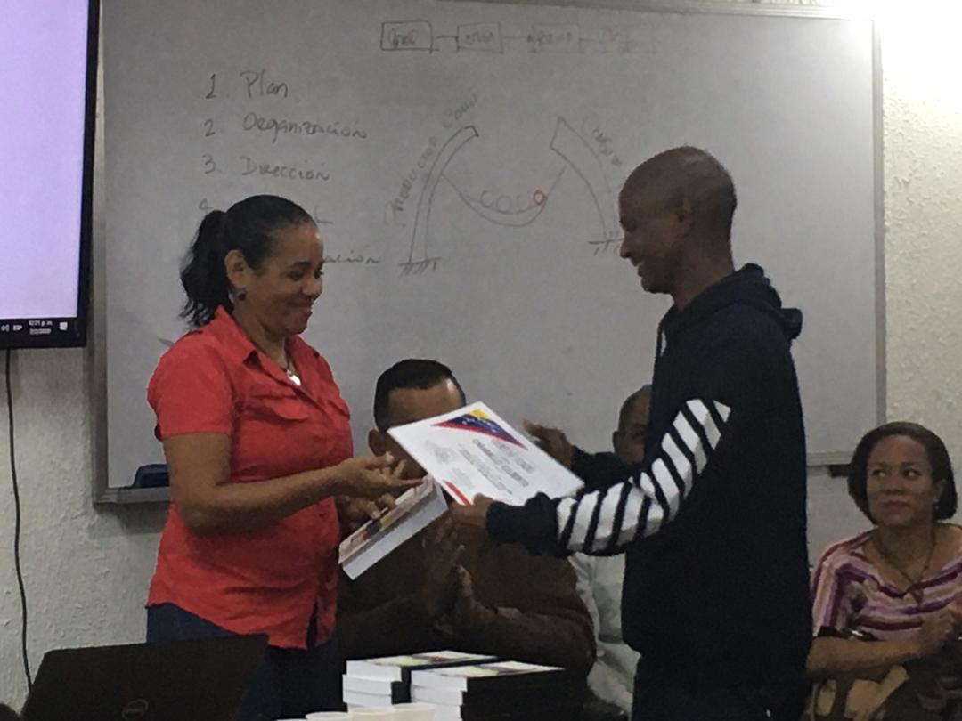 Dictan taller de formación a trabajadores de la empresa Cartones de Venezuela
