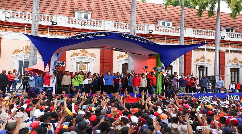 Presidente Maduro recibió multitudinaria marcha de la Juventud en Miraflores