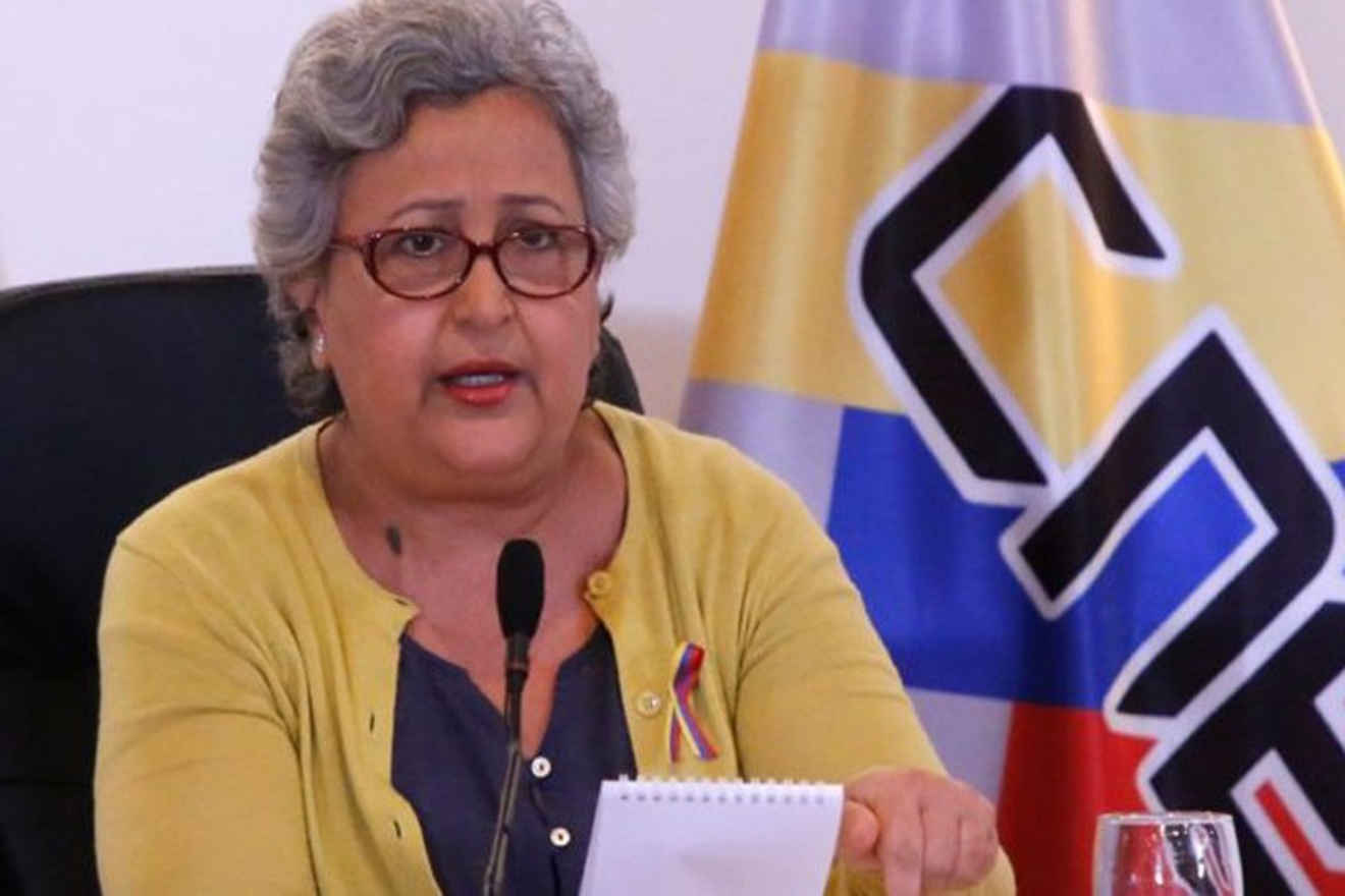 Tibisay Lucena: Más de 49 mil máquinas de votación se quemaron por incendio en galpón del CNE