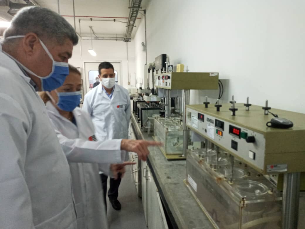 Ministro Piñate verificó existencia y productividad de medicamentos en Laboratorios Calox