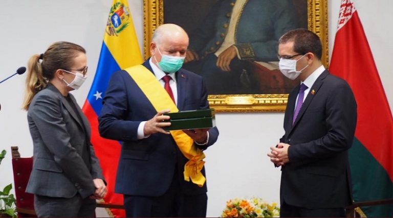 Otorgan Orden Francisco de Miranda en su primera clase al embajador de Belarús, Oleg Páferov