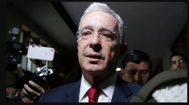 EE.UU. publica archivos desclasificados que revelan vínculo de Álvaro Uribe con paramilitares en Colombia