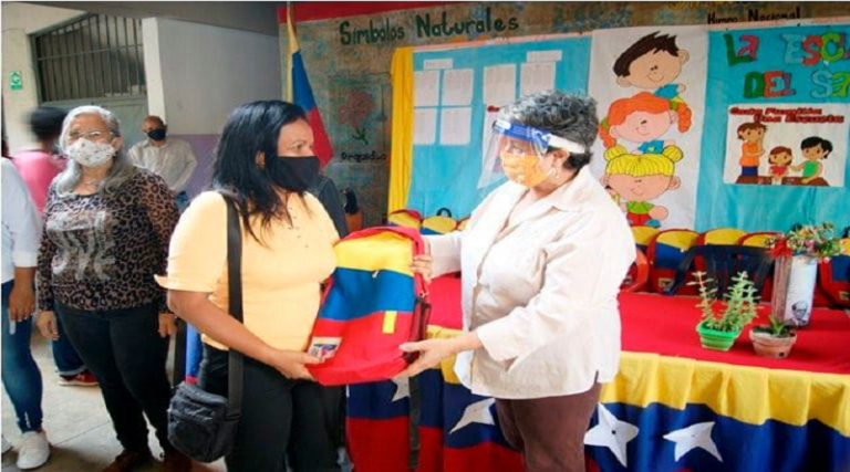 Ejecutivo Nacional entrega más de 320 morrales a estudiantes de 1er. grado de cinco escuelas en Caracas