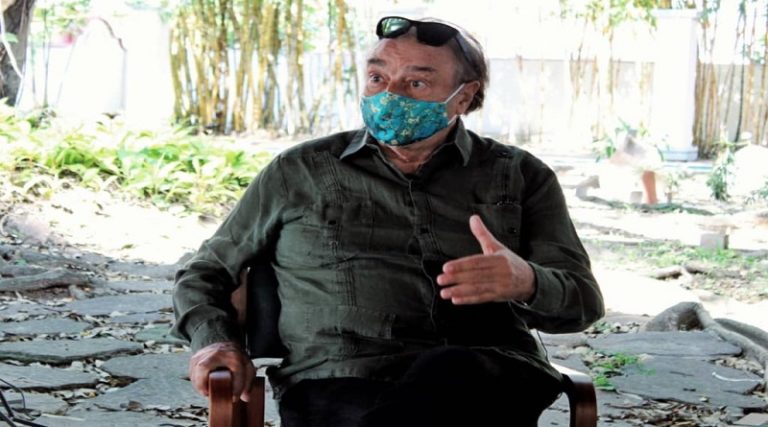 Ramonet afirma que el mundo debe aprender a vivir con la pandemia para reanudar una vida en teoría “normal”