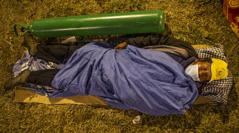 En Perú hacen colas de hasta 72 horas por oxígeno medicinal para pacientes COVID-19