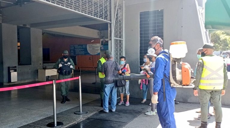 Trabajadores del Metro de Caracas realizan jornada de desinfección para prevenir propagación de la COVID-19