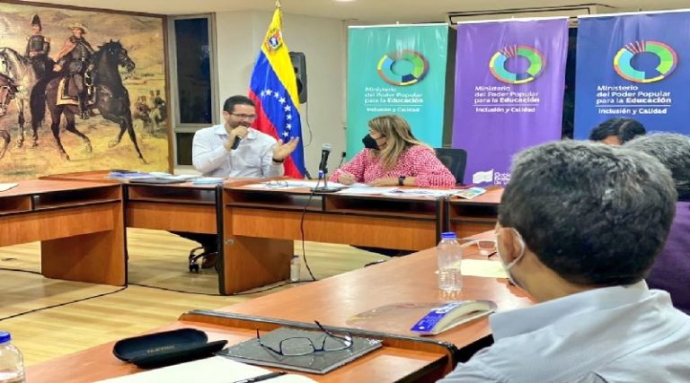 Gobierno Nacional distribuye más de 800 mil bombillos con miras al inicio de clases el 25OCT