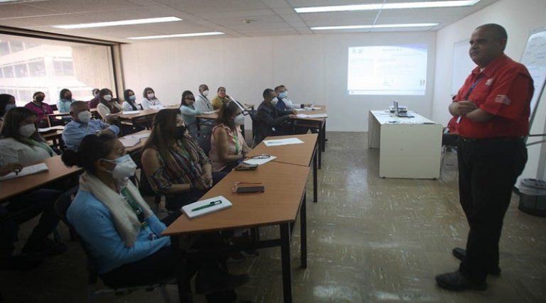 Trabajadores del SEN se capacitan para atender a personas con discapacidad en Caracas