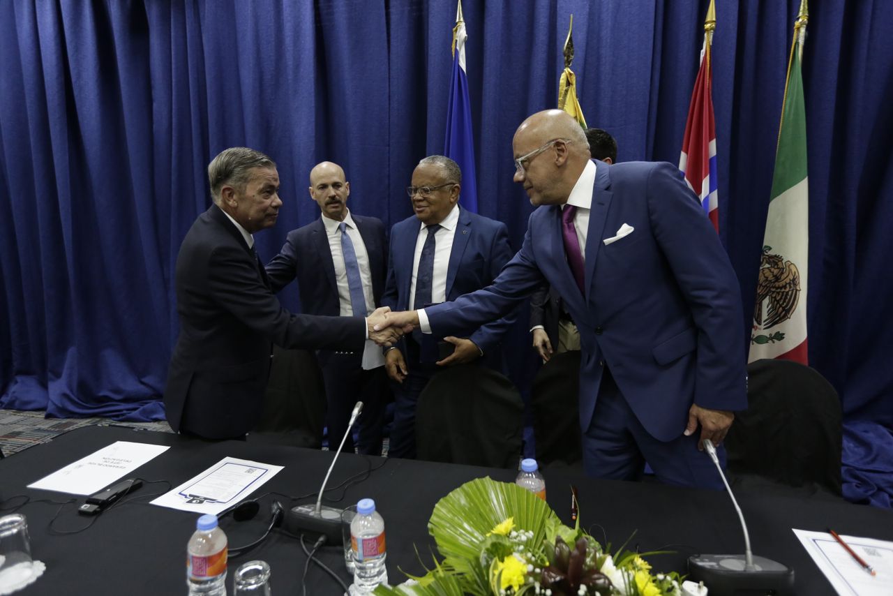 Gobierno de Venezuela y oposición firman acuerdo en Barbados por la paz de los venezolanos