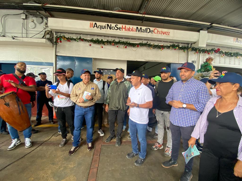 Ministro Francisco Torrealba realiza volanteo y perifoneo en Café Fama de América