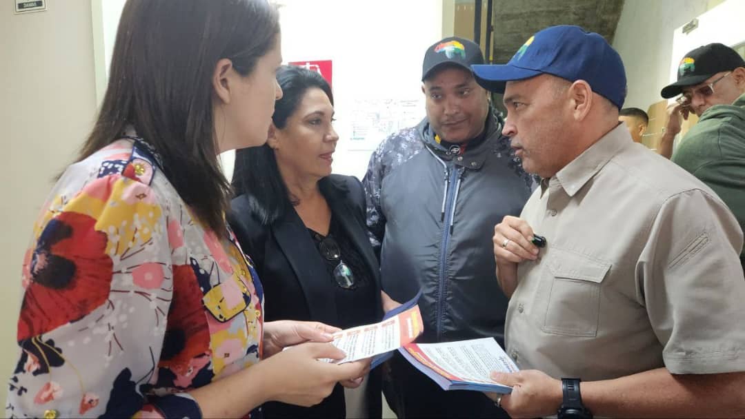 Ministro Francisco Torrealba realiza perifoneo en Megalabs Venezuela