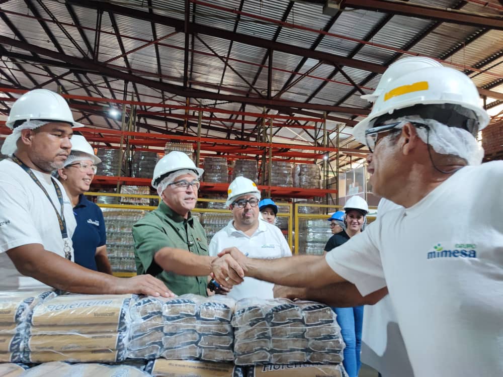 Torrealba visita clase obrera del Grupo Mimesa en Catia la Mar para informar sobre el referéndum consultivo