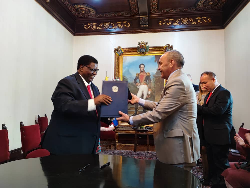 Venezuela y Namibia firman memorando de entendimiento para fortalecer cooperación laboral