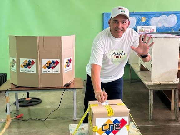 Ministro Francisco Torrealba vota en Referéndum Consultivo por la defensa del Esequibo