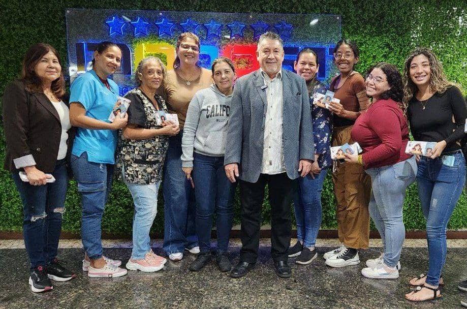 Ministro Corredor Pérez entrega detalle a las mujeres luchadoras venezolanas