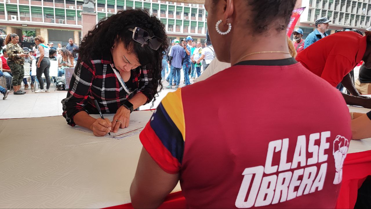 La Tribuna Antiimperialista realiza firmazo en contra de las sanciones