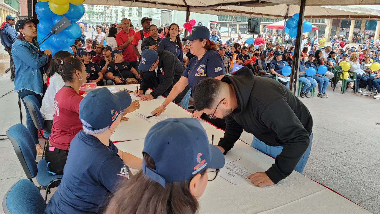 Autoridades de Caracas se unen al proceso de recolección de firmas en Plaza Caracas