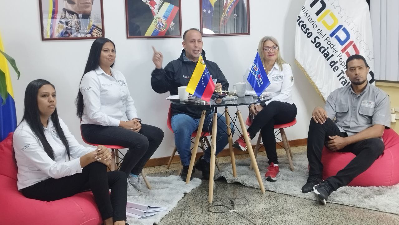 En el Ministerio del Poder Popular para el Proceso Social de Trabajo (MPPPST), el viceministro de Educación y el Trabajo para la Liberación, Edgar Blanco, trasmitió su foro de “Misiones y Grandes Misiones contra el Bloqueo y por el Bienestar Social”.