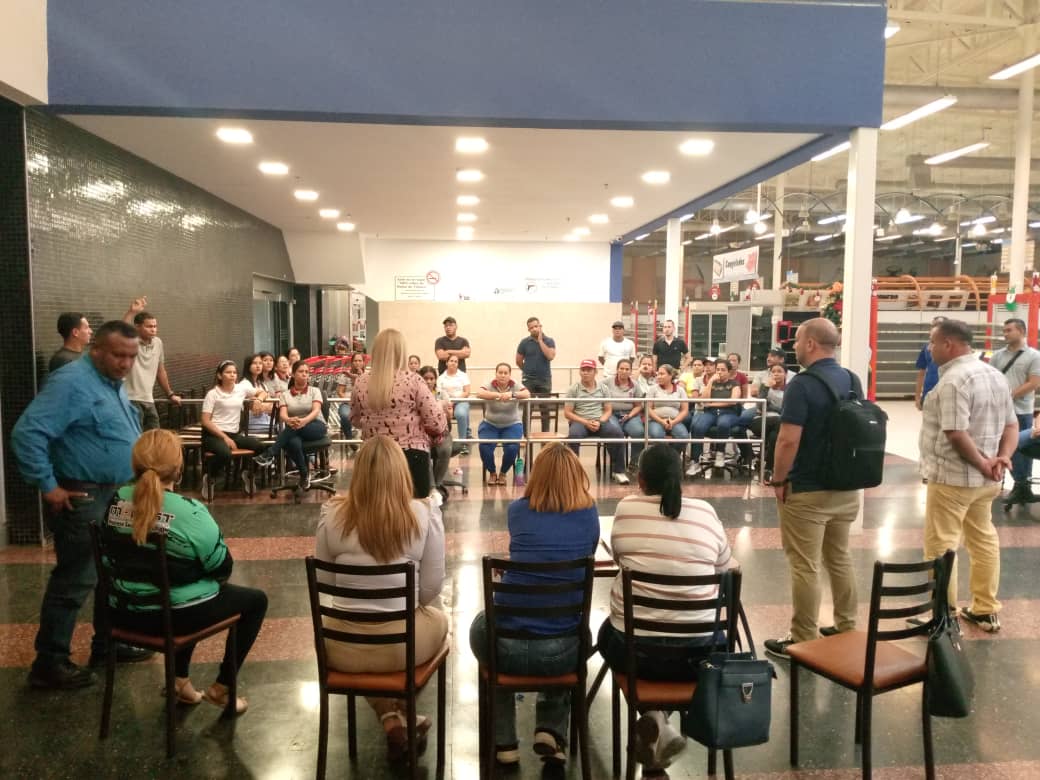 Los trabajadores y trabajadoras del Supermercado UNICASA Cumaná, estado Sucre, participaron en una mesa de trabajo junto a la comisión estadal del Ministerio del Poder Popular para el Proceso Social de Trabajo (MPPPST), con la finalidad de dar solución y llegar a un acuerdo de pago salarial.