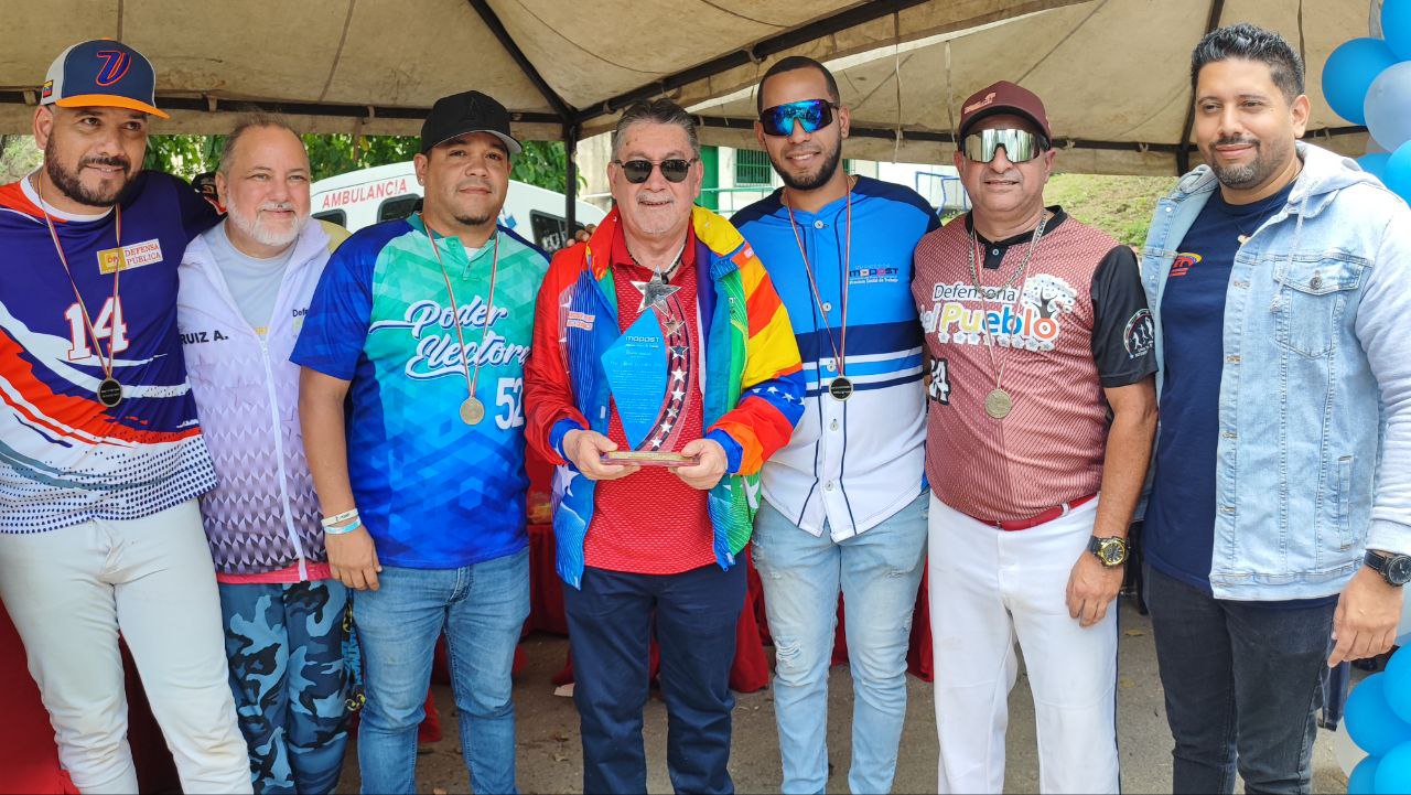 Autoridades del Ministerio del Poder Popular para el Proceso Social de Trabajo (MPPPST), junto al fiscal de la Defensoría del Pueblo, Alfredo Ruíz, estuvieron presentes en el campo Nene Padrón, conocido como Pagüita, donde entregaron premios a los participantes del Hexagonal de softbol y a las múltiples disciplinas que se celebraron en el Mayo Obrero.