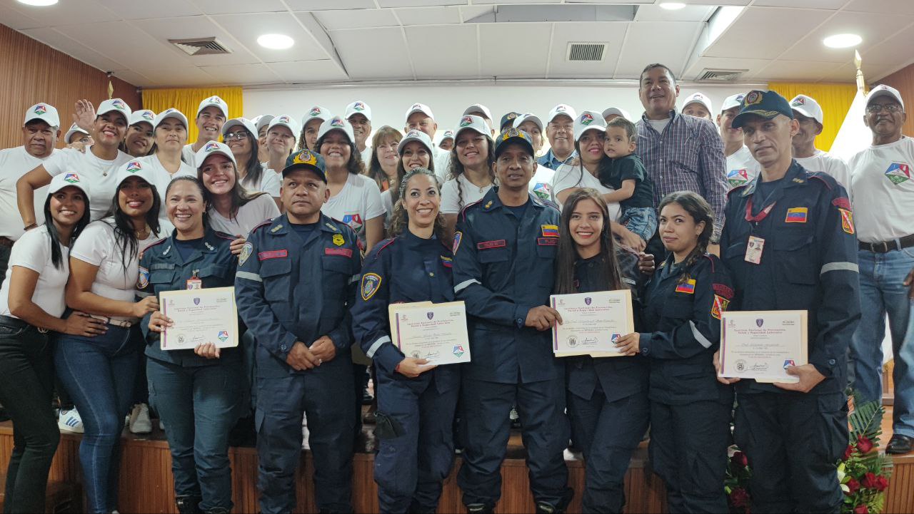 En el Instituto Nacional de Prevención, Salud y Seguridad Social (Inpsasel), celebró la juramentación de un nuevo grupo de brigadista de emergencia, luego se realizó la inauguración de la pequeña planta con sistema de agua potable, que beneficiará a sus trabajadores y trabajadoras.