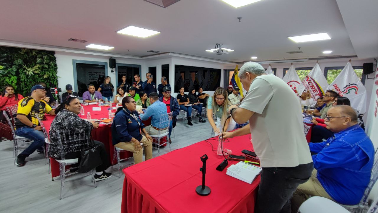 Voceros y voceras de los CPTT dan sus propuestas al Ministro Eduardo Piñate, para avanzar en el plan de expansión y mejoramiento de los movimientos obreros.
