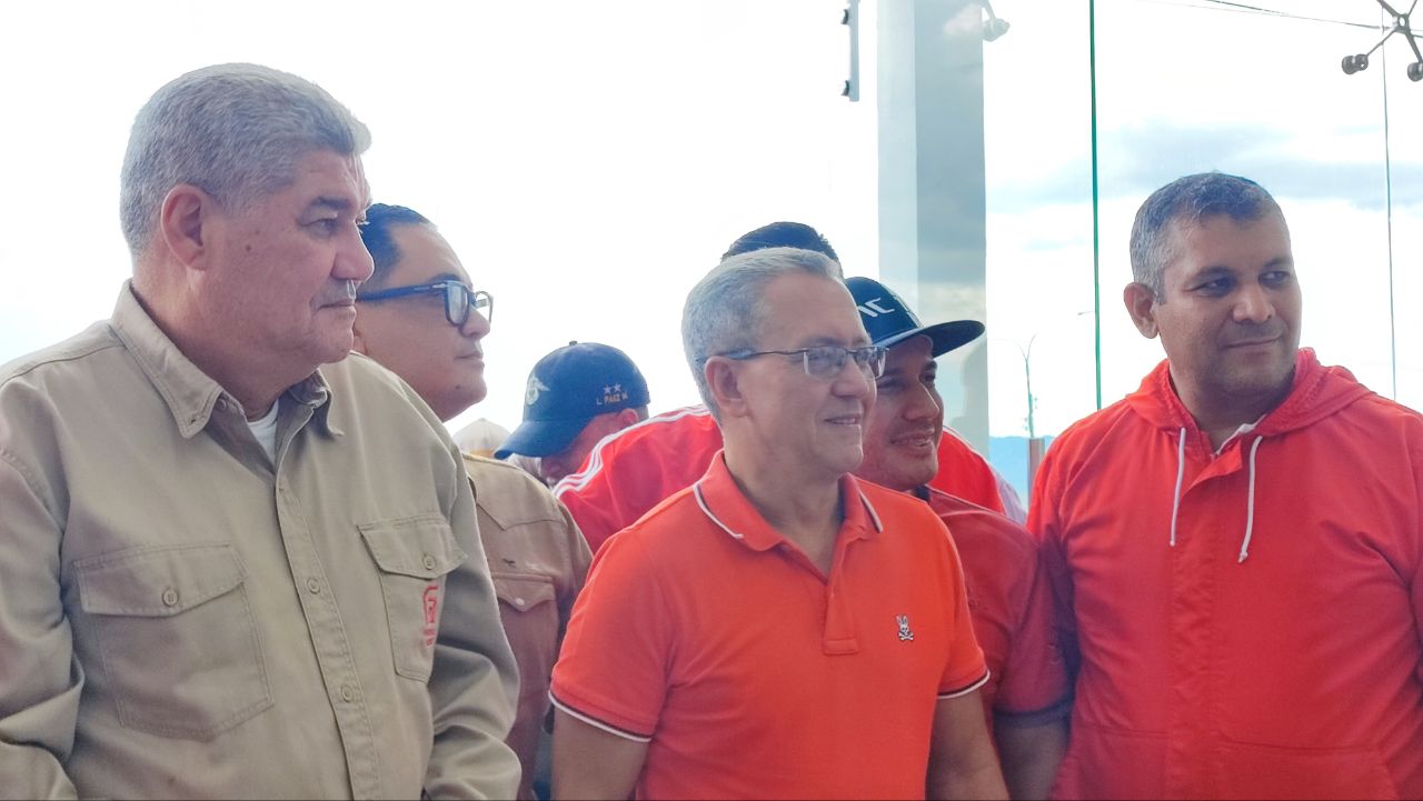 Ministro Piñate recorre la ensambladora JAC para reafirmar el compromiso con la clase obrera.